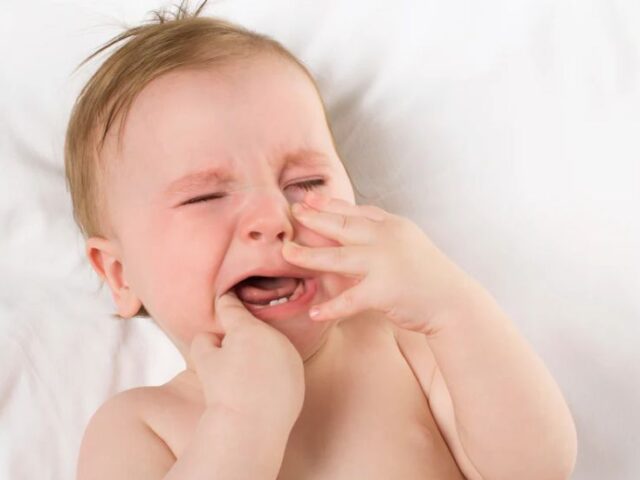 HOW TO HANDLE TEETHING ISSUES OF INFANT